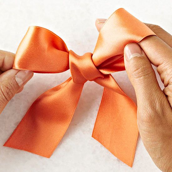 No gift or wreath is complete without a bow! Learn how to DIY your own in 4 easy...