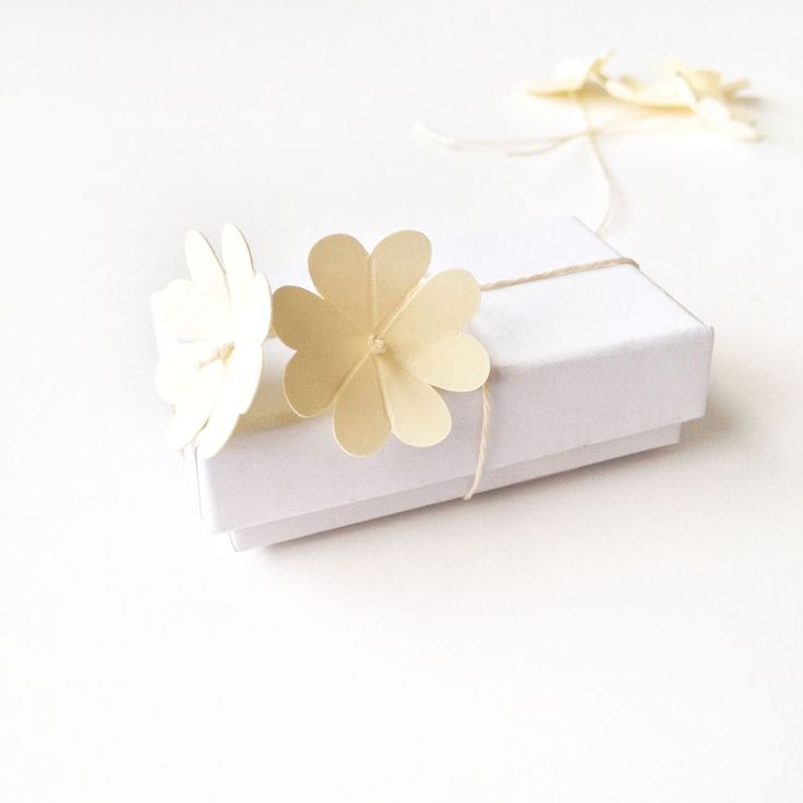 Create Paper Flowers Gift Toppers with a Simple Heart Shape. Click through for t...
