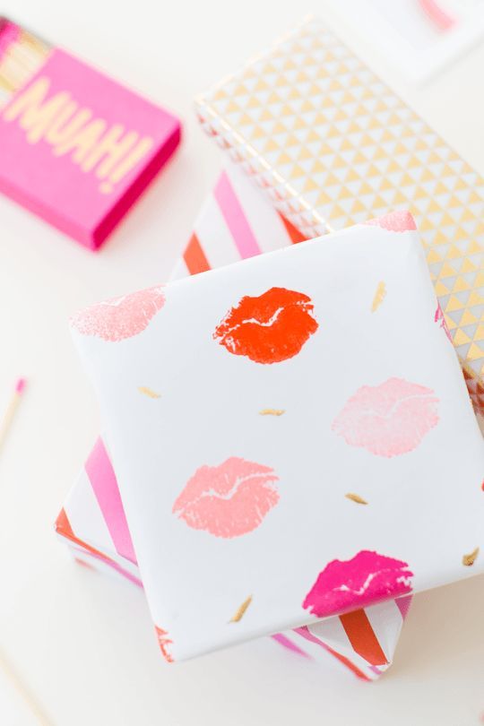 DIY lip patterned gift wrap | sugar and cloth