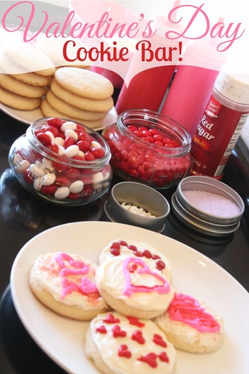Valentines Day Cookie Bar! This is a really fun way to celebrate Valentine's...