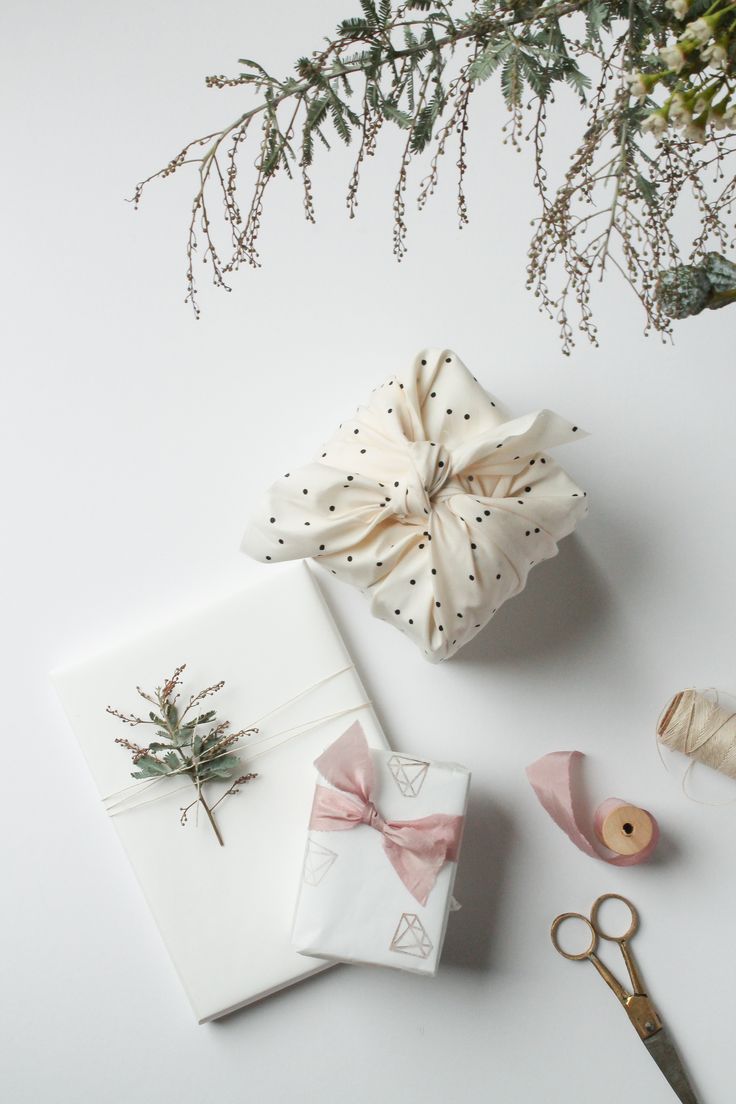 Pretty gift wrapping with natural & household supplies