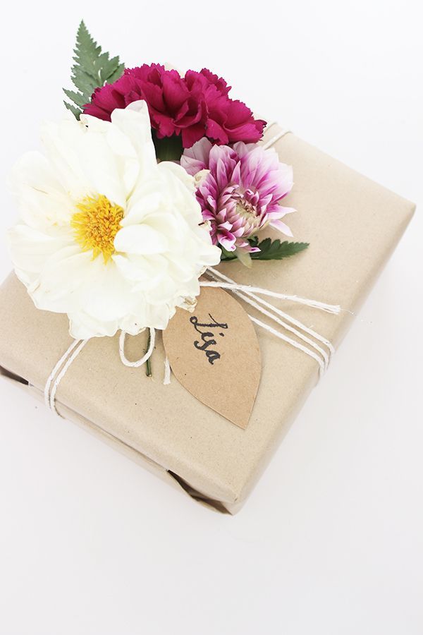 Geschenkverpackung mit Chrysanthemenblüten - Tollwasblumenmach...