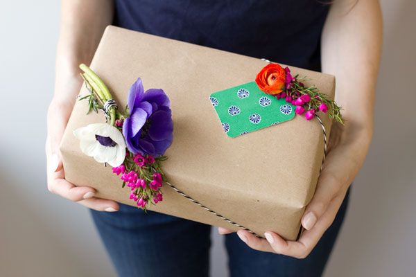 DIY Fresh Flower Gift Tags | Studio DIY®