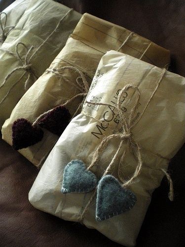 felt-heart-for-gift-wrapping-by-lisa-jordan-lilfishstudios.jpg (375×500)