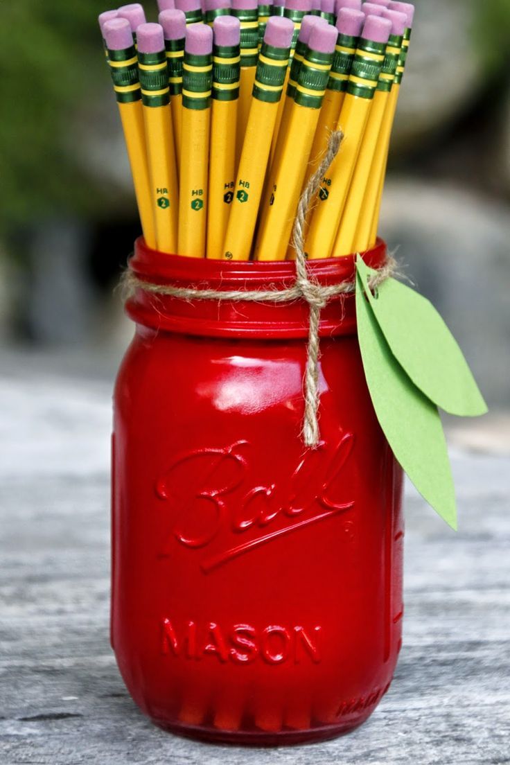 Apple Mason Jar Craft from Tilly's Nest. Perfect for Back to school as a pen...
