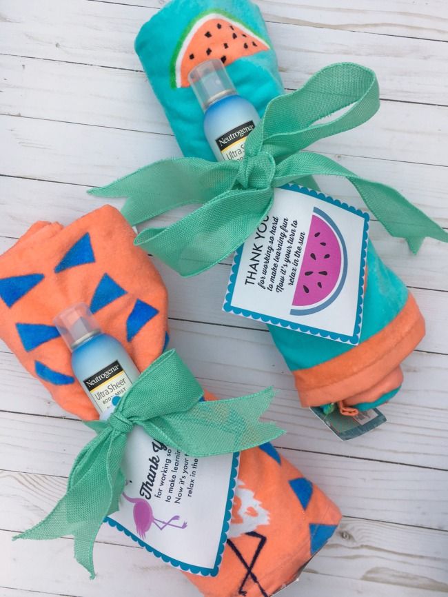 Last Minute Teacher Gift Idea! With free printable. Pool Theme, Summer Theme, In...