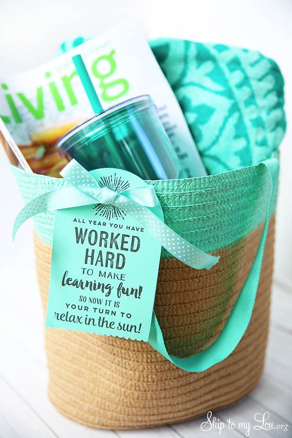 End of year teacher gift idea: beach tote with free printable note 