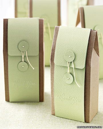 DIY paper button favor bags! Click to get the how-to