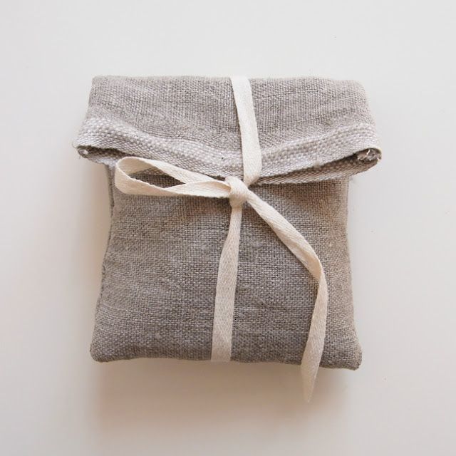 Simple and beautiful idea for gift wrapping.