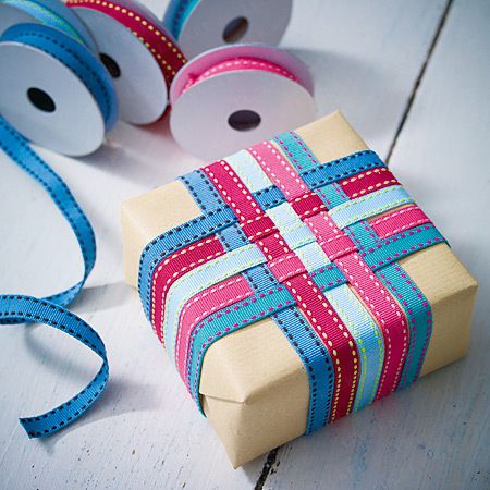 Amazing how a simple ribbon weaving dresses up plain paper! ✂️Geschenke verp...