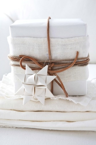 white / star / christmas present / gift wrapping / neutral / natural