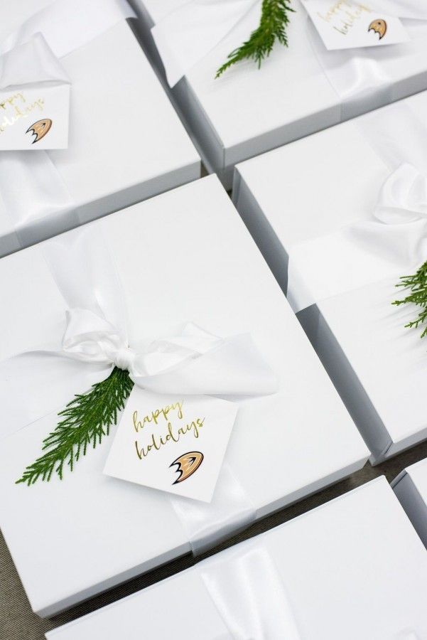HOLIDAY GIFT BOX// Want to send a unique gift to your clients this holiday seaso...