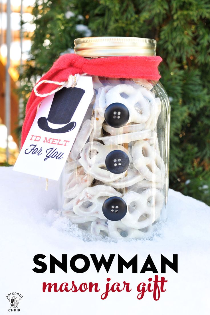 Cute Snowman Mason jar gift idea.  Easy Christmas neighbor gift idea or teacher ...