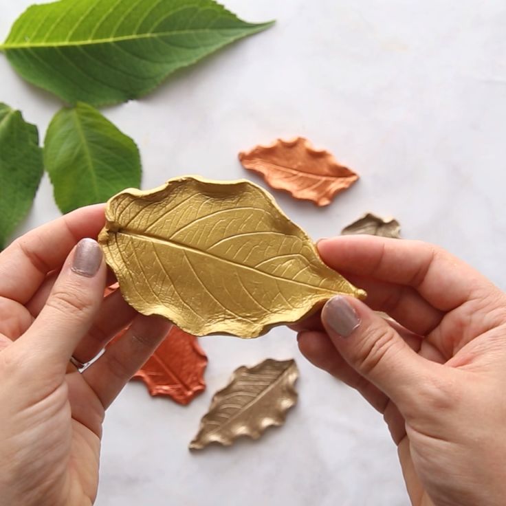 Leaf Clay Dish - this beautiful keepsake DIY craft is so easy to make! These wou...