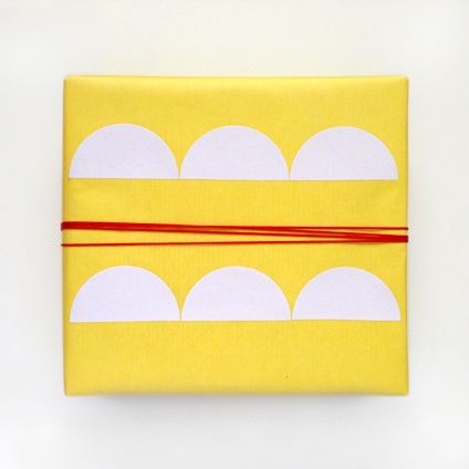 DIY scallop pattern gift wrap using large circle stickers