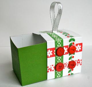 Recycled gift box ornaments thanks to Starbucks.