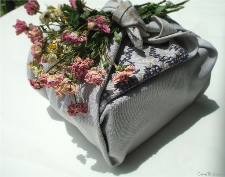 The Japanese art of reusable wrapping called Furoshiki + dried flowers - mmmm lo...