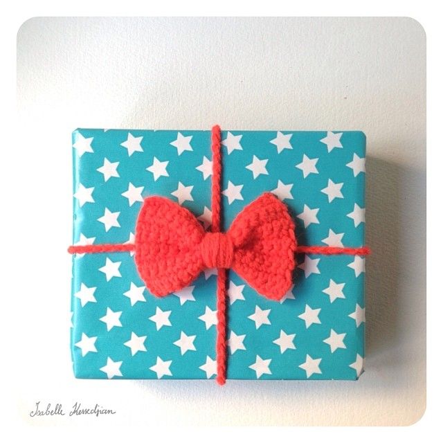 gift wrapping with crochet bow - Isabelle Kessedjian