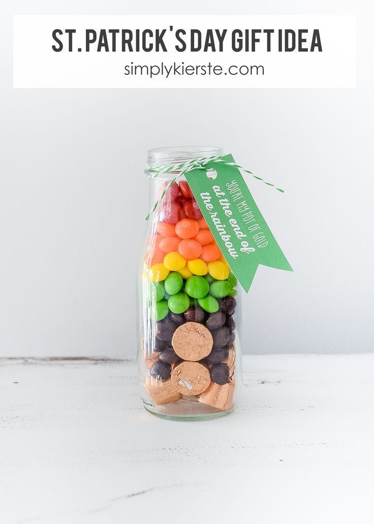 This darling St. Patrick's Day Gift Idea includes a free printable and a qui...
