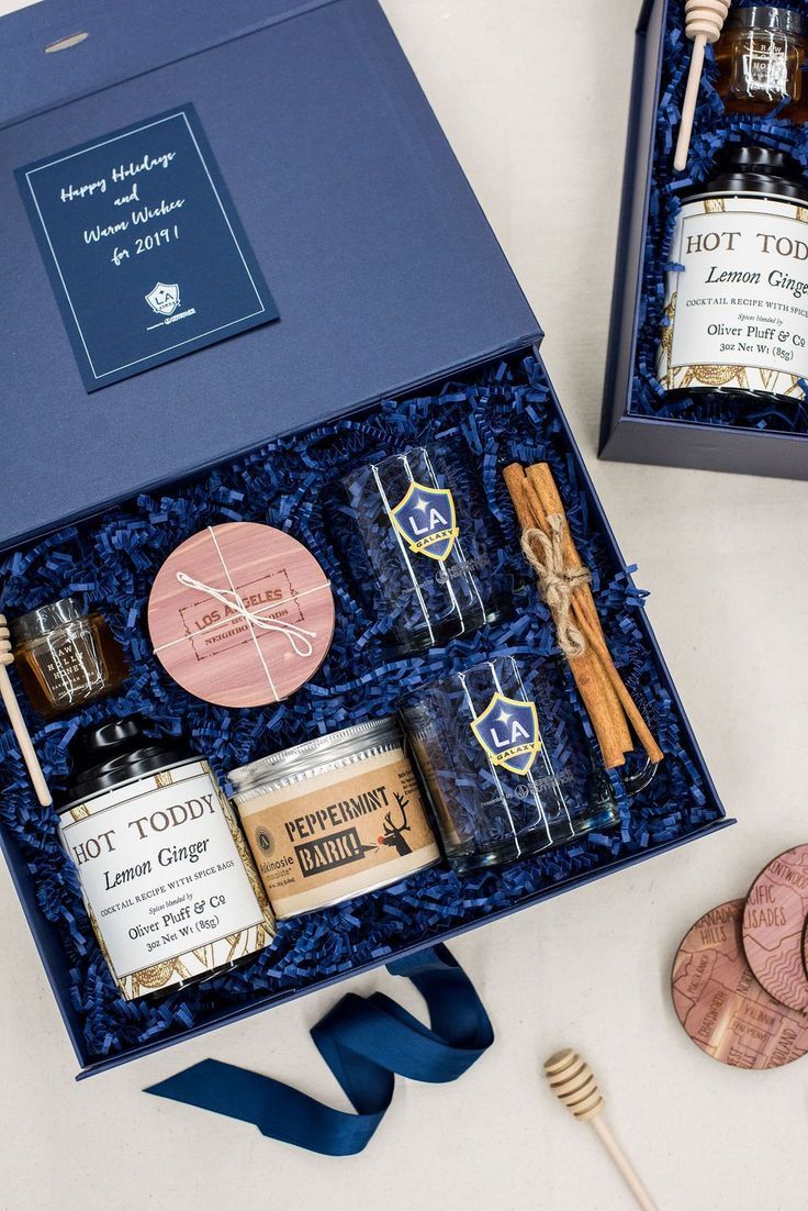 CLIENT GIFTS// Navy and gold custom luxury curated client appreciation holiday g...
