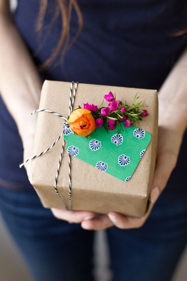DIY fresh flower gift tags by Studio DIY | Sugar & Cloth