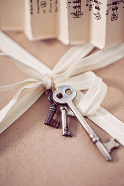 gift wrapping with keys #keys #gift #wrapping #bow #holiday #wedding
