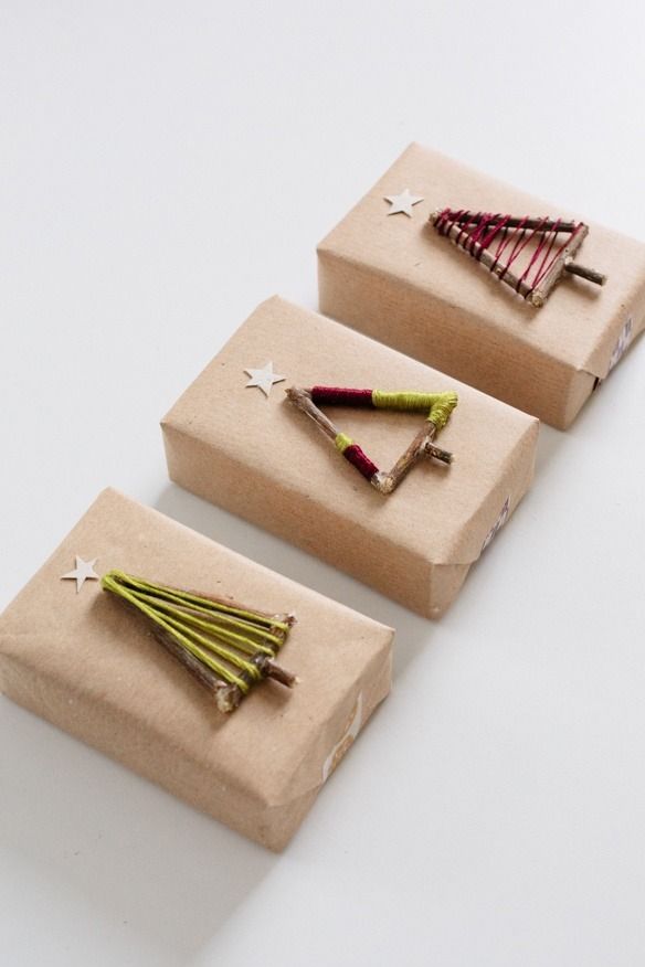 emballage de cadeaux pour Noël: sapins en matériaux naturels