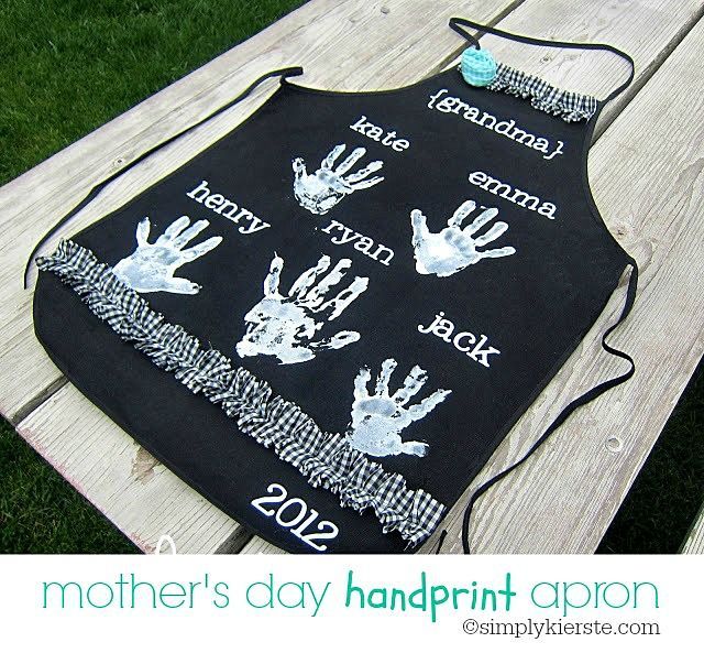 Darling handprint aprons that are perfect for Mother's Day...for moms or gra...