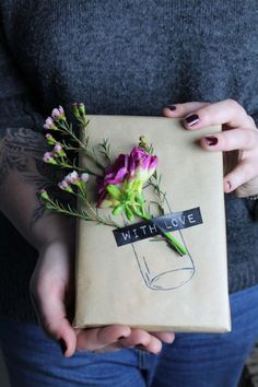 Zauberhafte Geschenkverpackung mit Blumen l Geschenke verpacken with love  #beau...