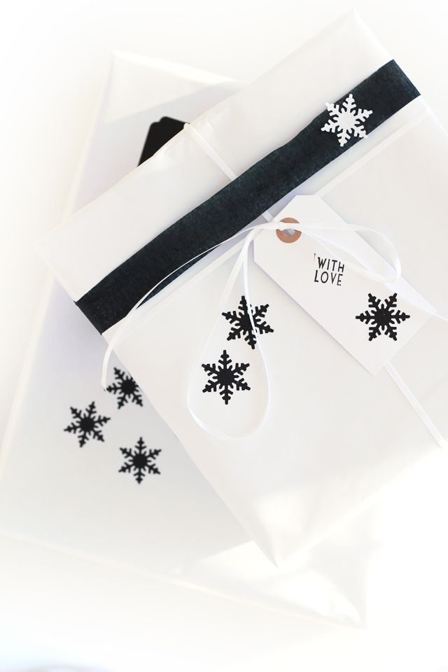 snowflakes gift wrapping