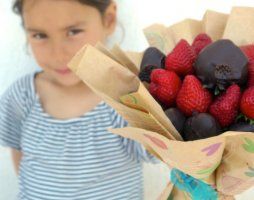 Make an Edible Chocolate Strawberry Bouquet ~ The Perfect Teacher Appreciation G...