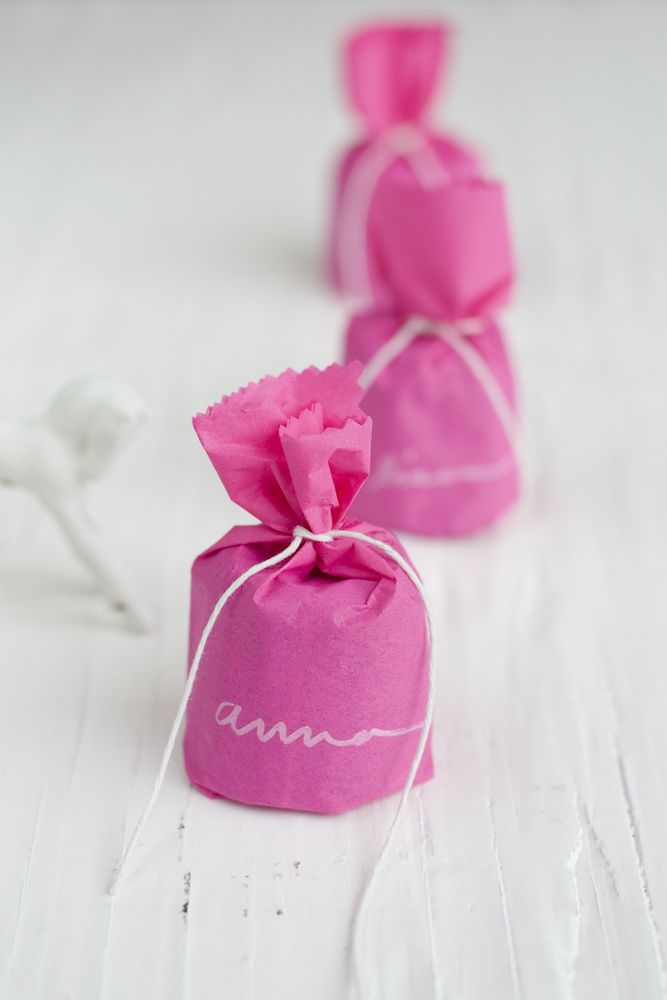 DIY : Mini French cake favors. www.frolic-blog.c... Photo: Lisa Warninger www.li...