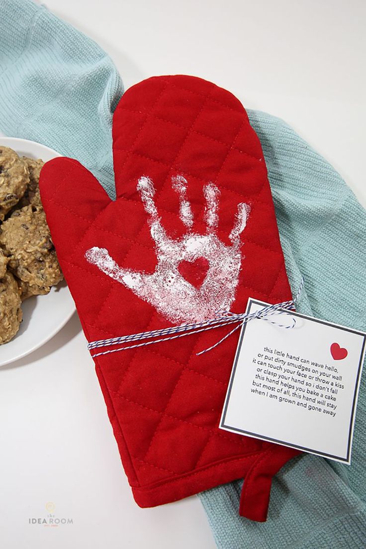 A DIY handprint oven mitt is a Mother's Day gift Mom will use for years.  #mothe...