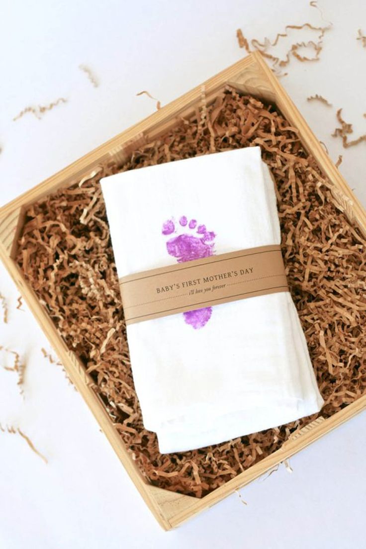 A footprint tea towel makes a sweet Mother's Day gift for a first-time mom.  #di...