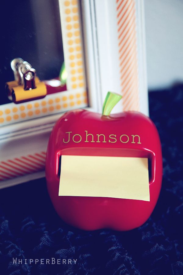 Apple post it note dispenser for a back to school teacher gift idea #backtoschoo...
