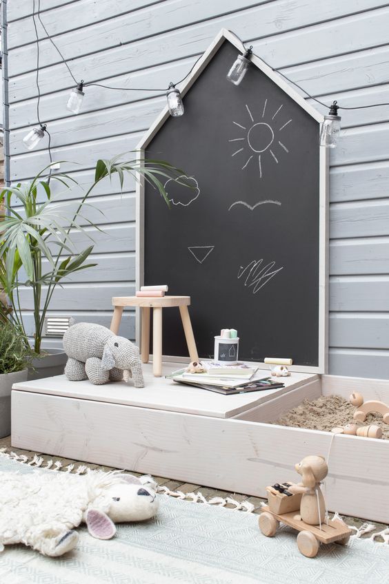Maak je eigen speelhuisje met krijtbord en zandbak | DIY playhouse with chalkboa...
