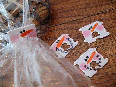 Cute for bagging Christmas cookies!    How awesome.  I usually just toss out the...
