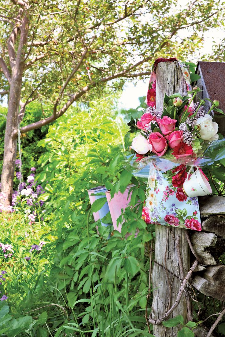 For a winsome welcome, hang a tote bag brimming with flowers at the party's ...