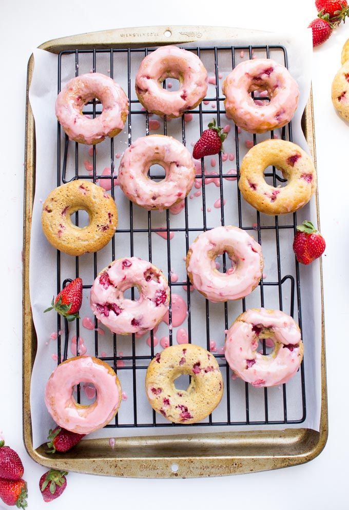 Strawberry Buttermilk Baked Doughnuts will bring a smile to mom's face in th...