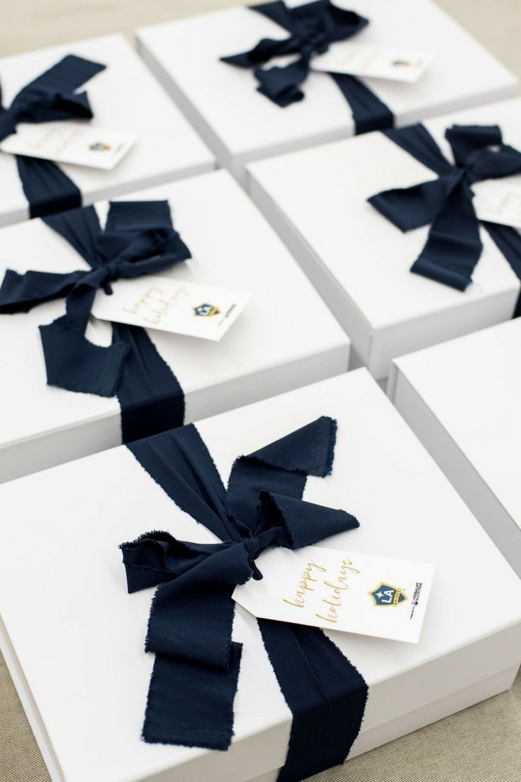 Best Corporate Gifts Ideas CUSTOM HOLIDAY GIFT BOXES// Navy and white holiday cl...