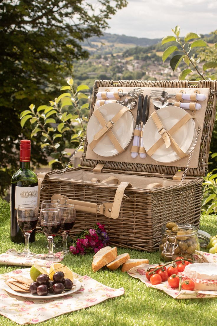 Picnic Basket | Personalised 4 Person Floral Accent British Picnic Basket | Roma...