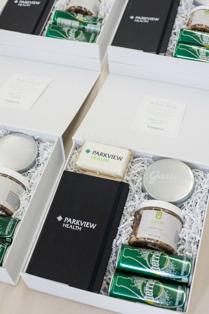 Best Corporate Gifts Ideas     CORPORATE EVENT GIFT BOXES// White and green mode...