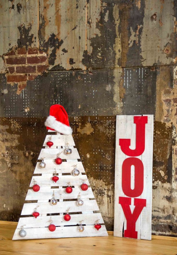 This DIY Pallet Tree is perfect for the holidays  and a great way to decorate yo...