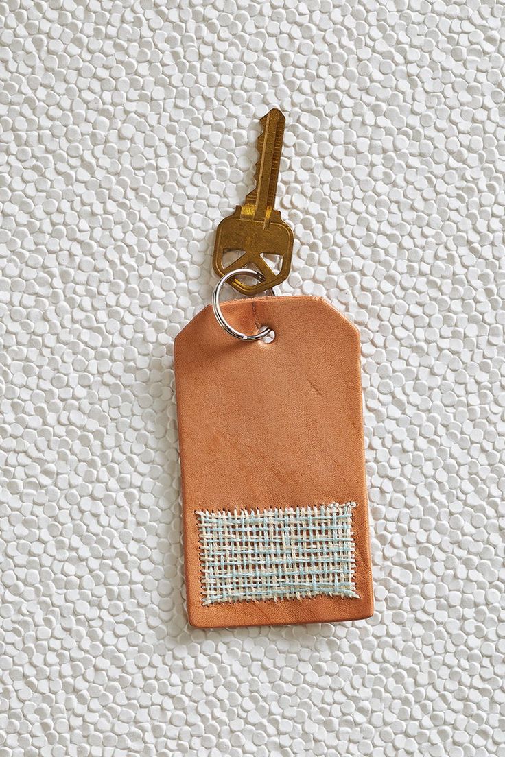 This DIY keychain present is as practical as it is trendy thanks to the stylish ...