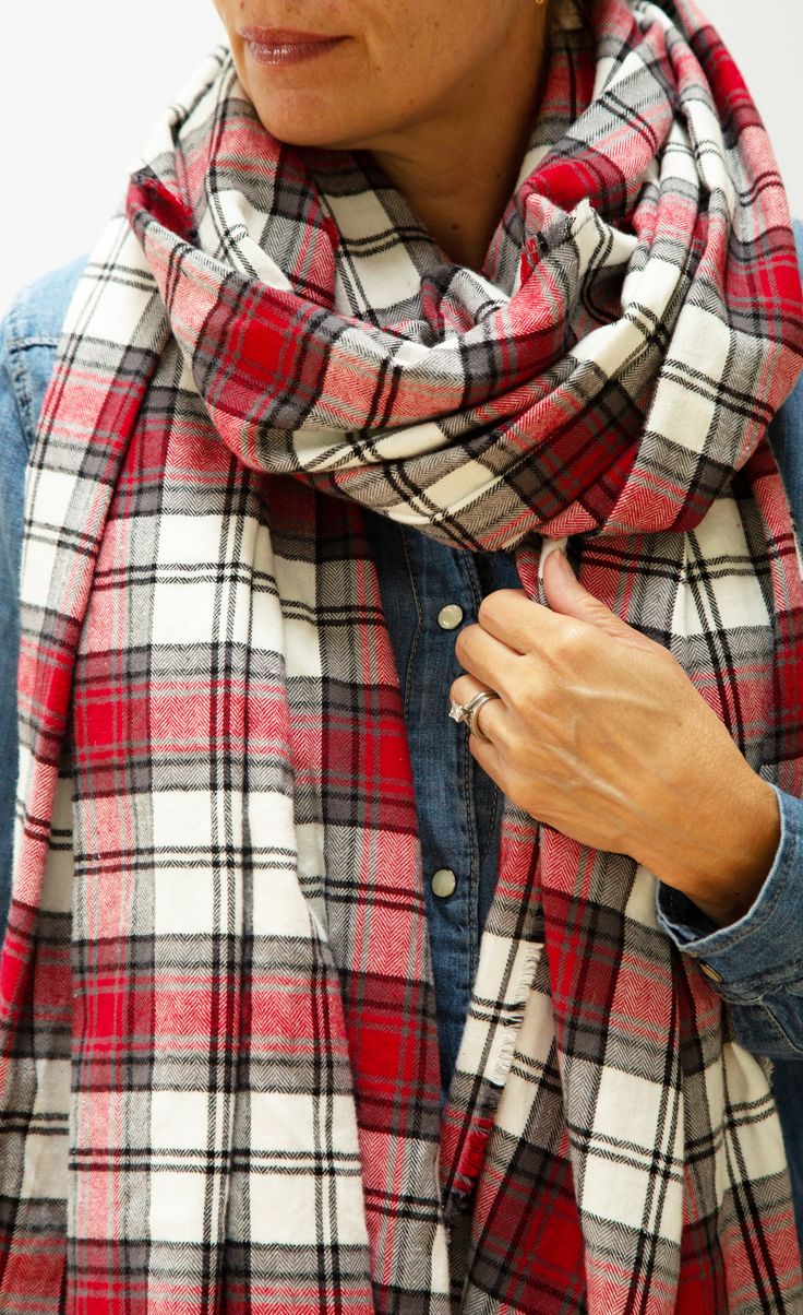 'Tis the season for cozy! Skip the store and DIY your own oversize blanket scarf...